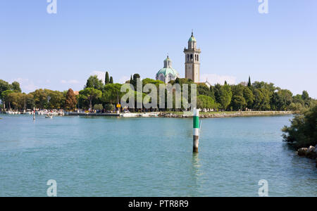 Barbana Insel in der Lagune von Grado, Italien, mit Ihrer katholischen Schrein, vom Wasser aus gesehen Stockfoto