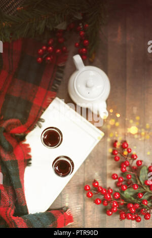 Weihnachten Glühwein gemütlich Draufsicht mit Decke, zwei Gläser und Teekanne Stockfoto