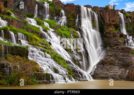 Eine lange Exposition der schönen Pongour Wasserfälle in der Nähe von Dalat, Vietnam Stockfoto