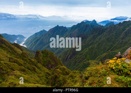Atemberaubende Aussicht auf die bergige Gelände vom Gipfel des höchsten Indochina Peak, den Fansipan Berg, Sapa, Lao Cai, Vietnam Stockfoto