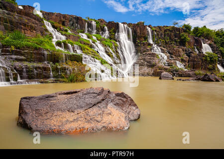 Eine lange Exposition der schönen Pongour Wasserfälle in der Nähe von Dalat, Vietnam Stockfoto