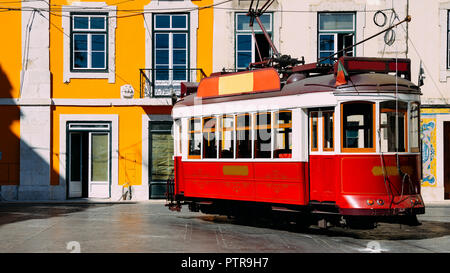 Vintage Rot und Weiß der Straßenbahn auf der Straße von Lissabon, Portugal, auch als eletrico oder bondinho bekannt Stockfoto