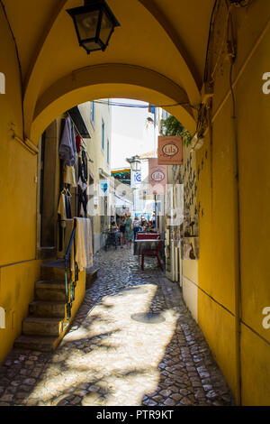 Sintra, Portugal - Circa, September 2018: Die schöne Straße in der Ortschaft Sintra Stockfoto