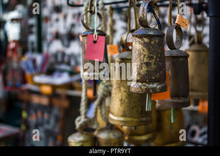 Glocken für den Verkauf in Souvenir shop Stockfoto