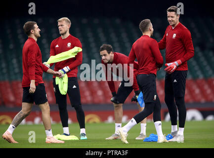 Wales' Torwart Wayne Hennessey (rechts) mit Chris Gunter (Zweiter von rechts), Torwart Danny Ward (Mitte), Torhüter Adam Davies (Zweite links) und Aaron Ramsey (links) Während des Trainings im Fürstentum Stadium, Cardiff. Stockfoto