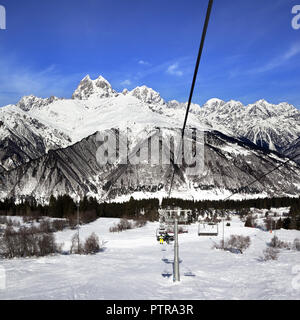Sesselbahn und den Berg Ushba in Sonne Tag. Kaukasus Berge. Hatsvali, Swaneti Region Georgiens im Winter. Quadratisches Bild. Stockfoto