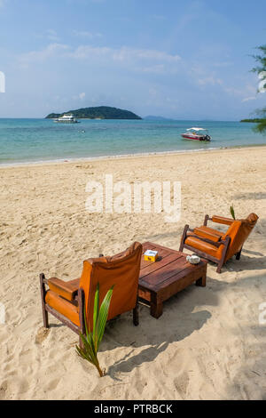 Komfortablen Sesseln und niedrigen Tisch auf Ao Suan Yai Beach, Ko Mak, Thailand Stockfoto