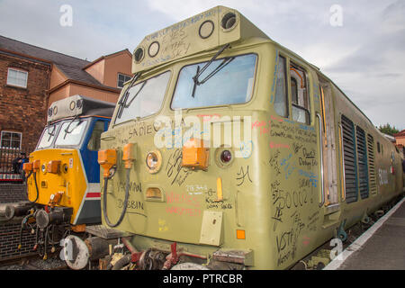 Diesel Klasse 50 Goldenes Jubiläum feiern im Severn Valley Railway. Enthusiasten graffiti Nachrichten auf 50033 Glorreichen & ihr gegenüber Malerarbeiten spenden. Stockfoto