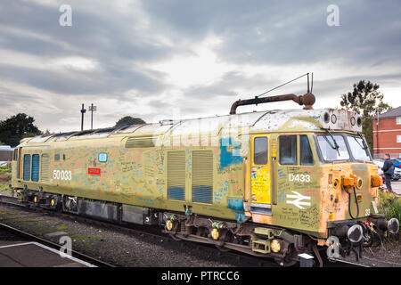 Diesel Klasse 50 Goldenes Jubiläum feiern im Severn Valley Railway. Enthusiasten graffiti Nachrichten auf 50033 Glorreichen & ihr gegenüber Malerarbeiten spenden. Stockfoto