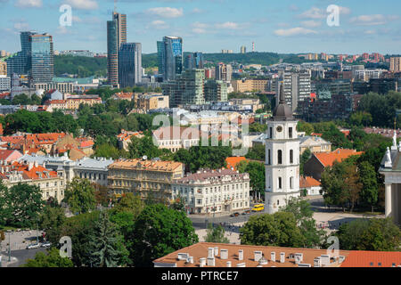 Vilnius Stadtbild, luftbild der Altstadt Platz der Kathedrale mit dem modernen Gebäude der Snipiskes business district in der Ferne. Stockfoto