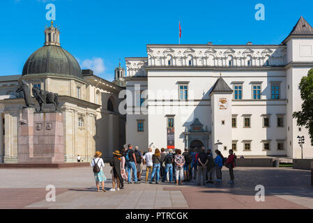 Tourismus Touristen Europa, eine Reisegruppe am Cathedral Square in Vilnius steht auf einem sommermorgen am Palast des Großfürsten von Litauen. Stockfoto