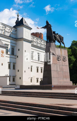 Blick auf die Südseite der Palast der Großfürsten von Litauen in Vilnius Old Town mit dem Denkmal zu Grand Duke Gediminas gelegen neben ihm. Stockfoto