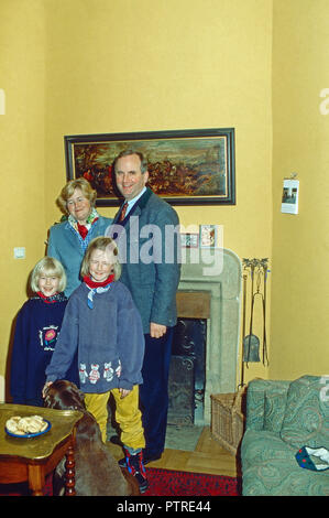 Philippa Prinzessin zu Salm Salm mit Ehemann Michael und den Kindern in Schloss Wallhausen, Deutschland 1997. Philippa Prinzessin von Salm Salm mit Ehemann Michael und die Kinder an Schloss Wallhausen, Deutschland 1997. Stockfoto