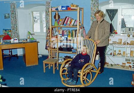 Philippa Prinzessin zu Salm Salm mit Tochter in Schloss Wallhausen, Deutschland 1997. Philippa Prinzessin von Salm Salm mit Tochter im Schloss Wallhausen, Deutschland 1997. Stockfoto