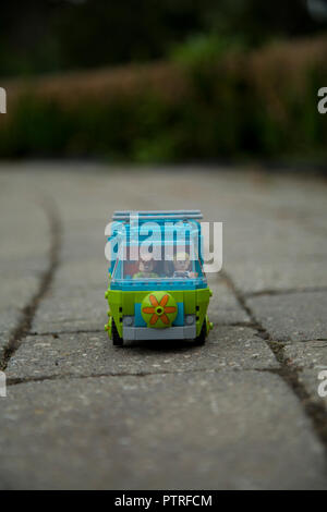Shaggy, Scooby Doo und die Gang fahren herum in einer Lego-Version der Mystery-Maschine. Stockfoto