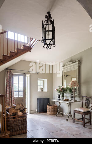 Anmelden Warenkorb in den geräumigen Eingangsbereich der wiederhergestellten Norfolk Bauernhaus Stockfoto