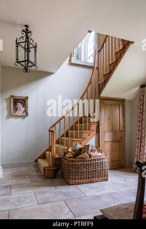 Anmelden Warenkorb in den geräumigen Eingangsbereich der wiederhergestellten Norfolk Bauernhaus Stockfoto