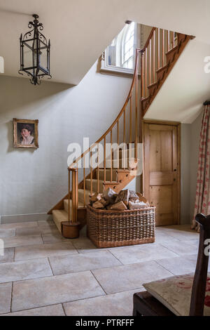 Anmelden Warenkorb in den geräumigen Eingangsbereich der wiederhergestellten Norfolk Bauernhaus Stockfoto