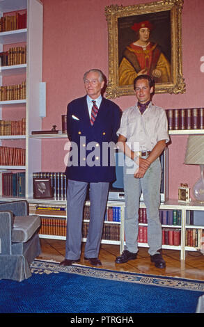 Karl Emanuel, 14. Herzog von Croy mit Sohn Rudolph im Haus Merfeld in Dülmen, Deutschland 1985. Karl Emanuel, 14 Herzog von Croy mit seinem Sohn Rudolph bei Merfeld Herrenhaus in Duelmen, Deutschland, 1985. Stockfoto