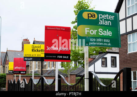 Verschiedene Immobilienmakler Anzeichen für den Verkauf außerhalb Mehrfamilienhaus in Cardiff Wales UK KATHY DEWITT DE WITT Stockfoto