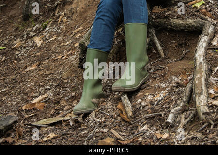 Vorderansicht des erwachsenen Person tragen Regen boot im Wald/Park, Herbst - Winter Konzept Stockfoto