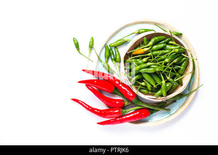 Essen Konzept Chili Padi, Bird's Eye Chili, Thailändisch Paprika und roter Chili auf Bambus tablett mit Kopie Raum Stockfoto