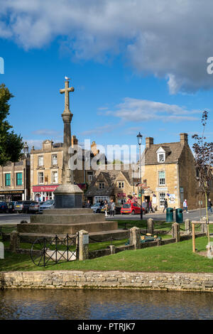 Kriegerdenkmal im Herbst. Bourton auf dem Wasser, Cotswolds, Gloucestershire, England. Stockfoto