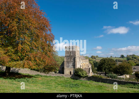 St Andrew's Church im Herbst. Chedworth, Cotswolds, Gloucestershire, England Stockfoto