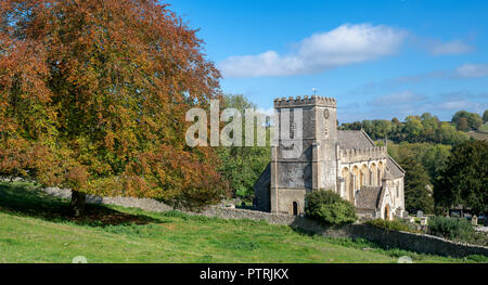 St Andrew's Church im Herbst. Chedworth, Cotswolds, Gloucestershire, England Stockfoto