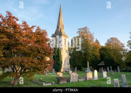 St. Maria Kirche im Herbst. Lower Slaughter, Cotswolds, Gloucestershire, England Stockfoto