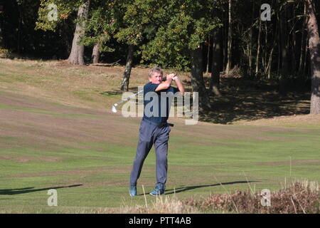 Walton Heath Golf Club, 10. Oktober, 2018. Kenny Dalgleish Zugriffe auf das erste Grün am Pro-Am während der SkySports British Masters Golf Meisterschaft gehostet von Justin Rose Quelle: Motofoto/Alamy leben Nachrichten Stockfoto