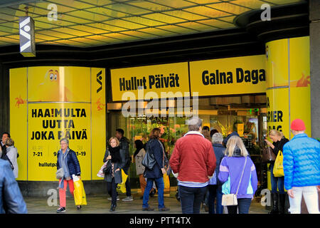 Helsinki, Finnland - 10. Oktober 2018: Crazy Days, der zweimal jährlich stattfindenden, massive und beliebten 5-tägigen Verkauf bei Stockmann beginnt. Das Foto zeigt den gelben Eingang des Helsinki Flagship Store. Credit: Taina Sohlman/Alamy leben Nachrichten Stockfoto