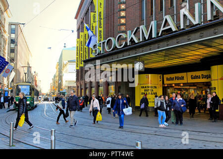 Helsinki, Finnland - 10. Oktober 2018: Crazy Days, der zweimal jährlich stattfindenden, massive und beliebten 5-tägigen Verkauf Veranstaltung im Stockmann Flagship Store in Helsinki beginnt. Credit: Taina Sohlman/Alamy leben Nachrichten Stockfoto