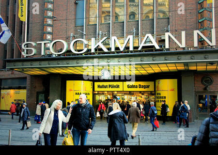 Helsinki, Finnland - 10. Oktober 2018: Crazy Days, der zweimal jährlich stattfindenden, massive und beliebten 5-tägigen Verkauf Veranstaltung im Kaufhaus Stockmann beginnt. Auf dem Foto die gelben Eingang des Stockmann Flagship Store in Helsinki. Credit: Taina Sohlman/Alamy leben Nachrichten Stockfoto