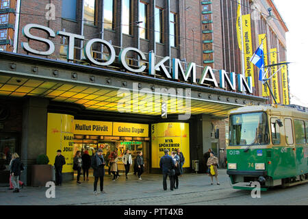 Helsinki, Finnland - 10. Oktober 2018: Crazy Days, der zweimal jährlich stattfindenden, massive und beliebten 5-tägigen Verkauf Veranstaltung im Kaufhaus Stockmann beginnt. Auf dem Foto die gelben Eingang des Stockmann Flagship Store in Helsinki. Credit: Taina Sohlman/Alamy leben Nachrichten Stockfoto