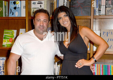 *** Foto ** Joe Giudice nach Zeit nach Italien abgeschoben werden. CORAL GABLES, FL - Juni 09: Joe Giudice und Teresa Giudice, der TV-Serie Die wirklichen Hausfrauen von New Jersey, zusammen gesehen, wie sie fördert und Zeichen Kopien von Ihrem neuen Buch, "Fabulicious!: Schnell & Fit" an Bücher und Bücher am 9. Juni 2012 in Coral Gables, Florida. © MPI 1/MediaPunch Inc. Stockfoto