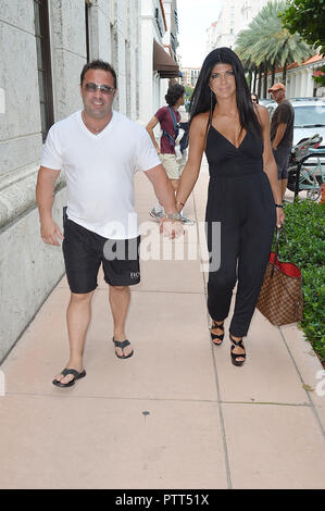 *** Foto ** Joe Giudice nach Zeit nach Italien abgeschoben werden. CORAL GABLES, FL - Juni 09: Joe Giudice und Teresa Giudice, der TV-Serie Die wirklichen Hausfrauen von New Jersey, zusammen gesehen, wie sie fördert und Zeichen Kopien von Ihrem neuen Buch, "Fabulicious!: Schnell & Fit" an Bücher und Bücher am 9. Juni 2012 in Coral Gables, Florida. © MPI 1/MediaPunch Inc. Stockfoto