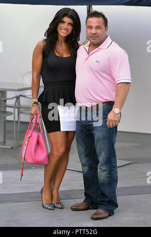 *** Foto ** Joe Giudice nach Zeit nach Italien abgeschoben werden. FORT LAUDERDALE, FL - Juni 21: Teresa Giudice und ihr Mann Joe Giudice fans grüßen und Zeichen Kopien von Ihrem Buch "Fabulicious auf dem Grill' an Bücher und Bücher im Museum für Kunst/Fort Lauderdale am 21. Juni 2013 in Fort Lauderdale, Florida. © MPI 10/MediaPunch Inc. Stockfoto