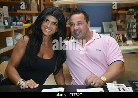 *** Foto ** Joe Giudice nach Zeit nach Italien abgeschoben werden. FORT LAUDERDALE, FL - Juni 21: Teresa Giudice und ihr Mann Joe Giudice fans grüßen und Zeichen Kopien von Ihrem Buch "Fabulicious auf dem Grill' an Bücher und Bücher im Museum für Kunst/Fort Lauderdale am 21. Juni 2013 in Fort Lauderdale, Florida. © MPI 10/MediaPunch Inc. Stockfoto