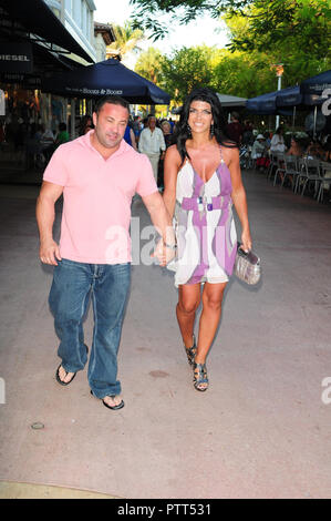 *** Foto ** Joe Giudice nach Zeit nach Italien abgeschoben werden. MIAMI BEACH, FL - 21. Mai: Joe Giudice und Teresa Giudice besuchen das Buch signieren für neues Kochbuch Teresa Giudice der Fabulicious!: Teresa's italienische Familie Cookbook auf Bücher und Bücher, die am 21. Mai 2011 in Miami Beach, Florida. Personen: Teresa Giudice und Joe Giudice Getriebe Ref: MNC Credit: Hoo-Me.com/MediaPunch Stockfoto