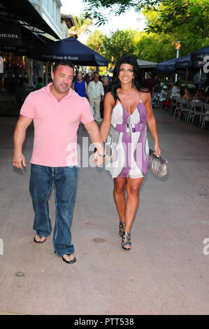 *** Foto ** Joe Giudice nach Zeit nach Italien abgeschoben werden. MIAMI BEACH, FL - 21. Mai: Joe Giudice und Teresa Giudice besuchen das Buch signieren für neues Kochbuch Teresa Giudice der Fabulicious!: Teresa's italienische Familie Cookbook auf Bücher und Bücher, die am 21. Mai 2011 in Miami Beach, Florida. Getriebe Ref: MNC Credit: Hoo-Me.com/MediaPunch Stockfoto