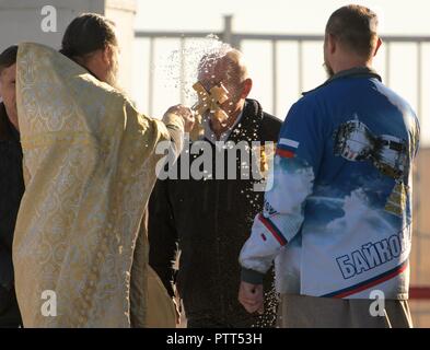 Baikonur, Kasachstan. 10. Oktober, 2018. Russisch-orthodoxen Priester, Pater Sergei segnet Mission Manager während der traditionellen Segnung der Sojus-kapsel an der Startrampe auf dem Kosmodrom Baikonur 10. Oktober 2018 in Baikonur, Kasachstan. Internationale Raumstation ISS Expedition 57 crew Nick Haag der NASA und Alexey Ovchinin von roskosmos sollen am 11. Oktober an den Start gehen und verbringen die nächsten sechs Monate Leben und Arbeiten an Bord der Internationalen Raumstation. Credit: Planetpix/Alamy leben Nachrichten Stockfoto