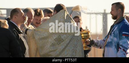 Baikonur, Kasachstan. 10. Oktober, 2018. Russisch-orthodoxen Priester, Pater Sergei segnet Mission Manager während der traditionellen Segnung der Sojus-kapsel an der Startrampe auf dem Kosmodrom Baikonur 10. Oktober 2018 in Baikonur, Kasachstan. Internationale Raumstation ISS Expedition 57 crew Nick Haag der NASA und Alexey Ovchinin von roskosmos sollen am 11. Oktober an den Start gehen und verbringen die nächsten sechs Monate Leben und Arbeiten an Bord der Internationalen Raumstation. Credit: Planetpix/Alamy leben Nachrichten Stockfoto