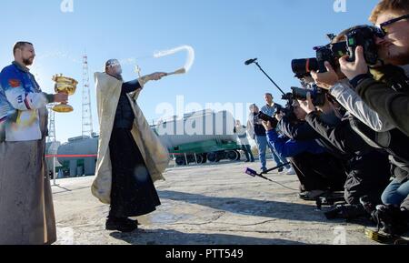 Baikonur, Kasachstan. 10. Oktober, 2018. Russisch-orthodoxen Priester, Pater Sergei während der traditionellen Segnung der Sojus-kapsel an der Startrampe auf dem Kosmodrom Baikonur 10. Oktober 2018 in Baikonur, Kasachstan. Internationale Raumstation ISS Expedition 57 crew Nick Haag der NASA und Alexey Ovchinin von roskosmos sollen am 11. Oktober an den Start gehen und verbringen die nächsten sechs Monate Leben und Arbeiten an Bord der Internationalen Raumstation. Credit: Planetpix/Alamy leben Nachrichten Stockfoto