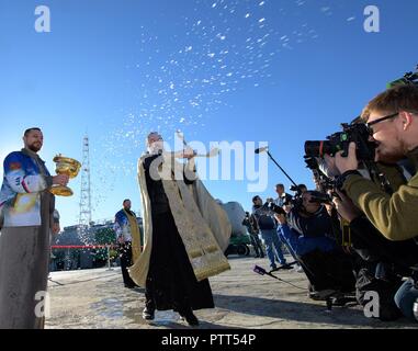 Baikonur, Kasachstan. 10. Oktober, 2018. Russisch-orthodoxen Priester, Pater Sergei segnet die Medien während der traditionellen Segnung der Sojus-kapsel an der Startrampe auf dem Kosmodrom Baikonur 10. Oktober 2018 in Baikonur, Kasachstan. Internationale Raumstation ISS Expedition 57 crew Nick Haag der NASA und Alexey Ovchinin von roskosmos sollen am 11. Oktober an den Start gehen und verbringen die nächsten sechs Monate Leben und Arbeiten an Bord der Internationalen Raumstation. Credit: Planetpix/Alamy leben Nachrichten Stockfoto