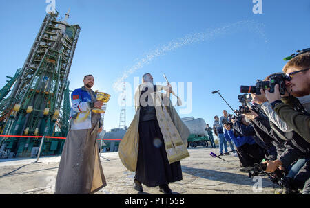 Baikonur, Kasachstan. 10. Oktober, 2018. Russisch-orthodoxen Priester, Pater Sergei während der traditionellen Segnung der Sojus-kapsel an der Startrampe auf dem Kosmodrom Baikonur 10. Oktober 2018 in Baikonur, Kasachstan. Internationale Raumstation ISS Expedition 57 crew Nick Haag der NASA und Alexey Ovchinin von roskosmos sollen am 11. Oktober an den Start gehen und verbringen die nächsten sechs Monate Leben und Arbeiten an Bord der Internationalen Raumstation. Credit: Planetpix/Alamy leben Nachrichten Stockfoto