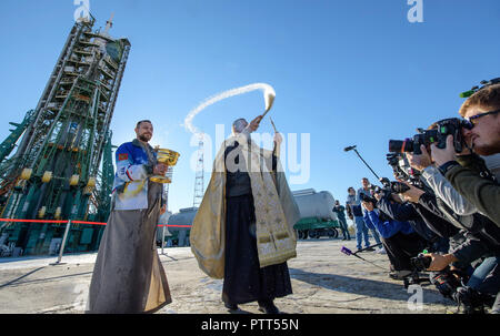 Baikonur, Kasachstan. 10. Oktober, 2018. Russisch-orthodoxen Priester, Pater Sergei während der traditionellen Segnung der Sojus-kapsel an der Startrampe auf dem Kosmodrom Baikonur 10. Oktober 2018 in Baikonur, Kasachstan. Internationale Raumstation ISS Expedition 57 crew Nick Haag der NASA und Alexey Ovchinin von roskosmos sollen am 11. Oktober an den Start gehen und verbringen die nächsten sechs Monate Leben und Arbeiten an Bord der Internationalen Raumstation. Credit: Planetpix/Alamy leben Nachrichten Stockfoto