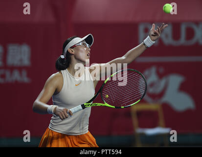 Hongkong, China. 10 Okt, 2018. Zheng Saisai von China konkurriert während der zweiten Runde singles Match gegen Dayana Yastremska in der Ukraine 2018 Hong Kong Tennis Open in Hongkong, China, Okt. 10, 2018. Zheng Saisai 0:2 verloren. Quelle: Lo Ping Fai/Xinhua/Alamy leben Nachrichten Stockfoto