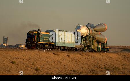 Baikonur, Kasachstan. 10. Oktober, 2018. Die Sojus MS-10 Raumschiff, mit dem Zug zur Startrampe gerollt in Vorbereitung für den Start auf dem Kosmodrom Baikonur Oktober 9, 2018 in Baikonur, Kasachstan. Internationale Raumstation ISS Expedition 57 crew Nick Haag der NASA und Alexey Ovchinin von roskosmos sollen am 11. Oktober an den Start gehen und verbringen die nächsten sechs Monate Leben und Arbeiten an Bord der Internationalen Raumstation. Credit: Planetpix/Alamy leben Nachrichten Stockfoto