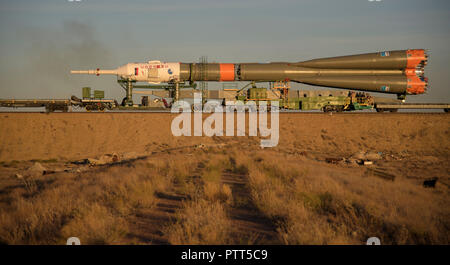 Baikonur, Kasachstan. 10. Oktober, 2018. Die Sojus MS-10 Raumschiff, mit dem Zug zur Startrampe gerollt in Vorbereitung für den Start auf dem Kosmodrom Baikonur Oktober 9, 2018 in Baikonur, Kasachstan. Internationale Raumstation ISS Expedition 57 crew Nick Haag der NASA und Alexey Ovchinin von roskosmos sollen am 11. Oktober an den Start gehen und verbringen die nächsten sechs Monate Leben und Arbeiten an Bord der Internationalen Raumstation. Credit: Planetpix/Alamy leben Nachrichten Stockfoto